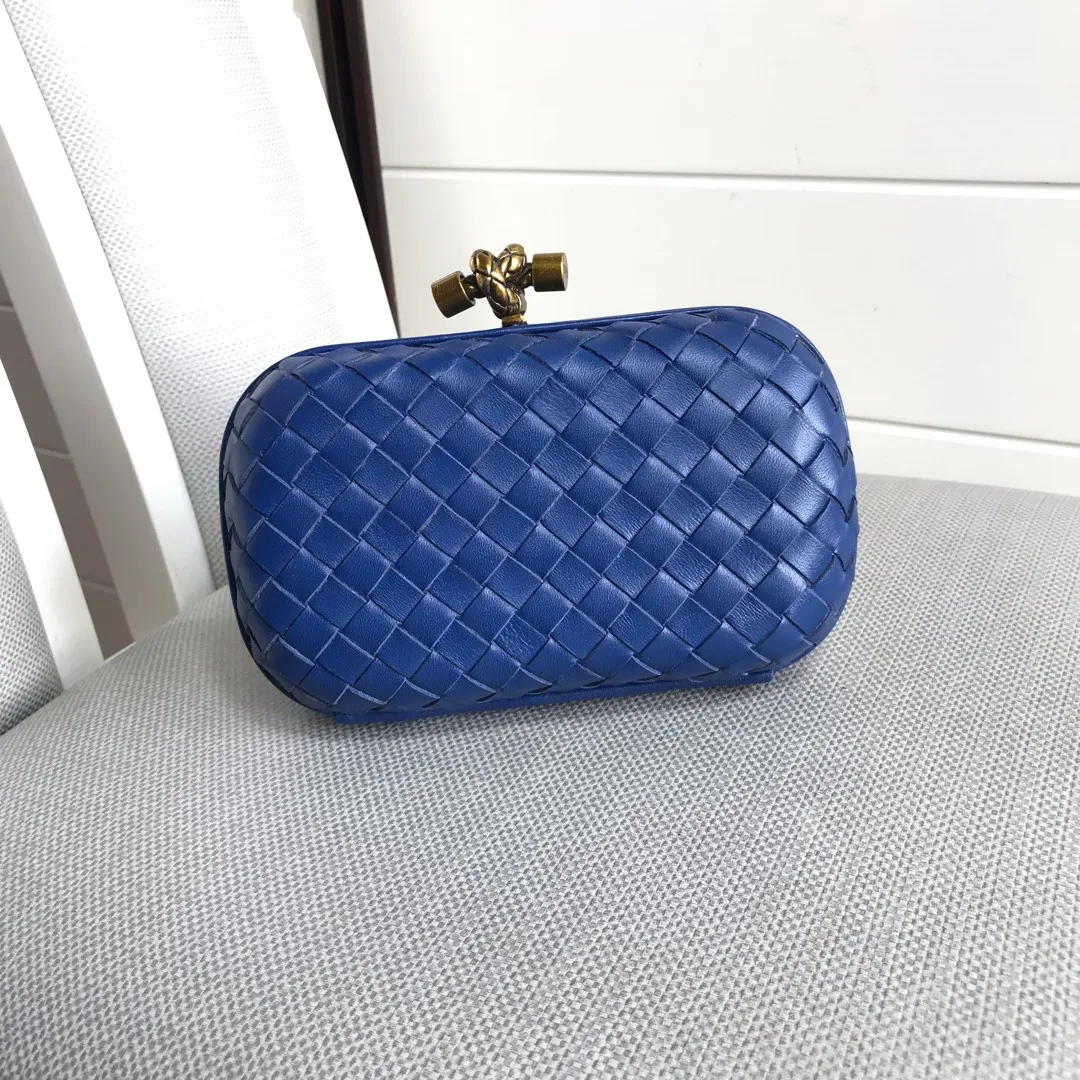 Sheepskin Knot clutch~~~Classic small clutch bag, engraved with the iconic metallic twist buckle. Size: 17cm*10.5cm*6cm MS8651